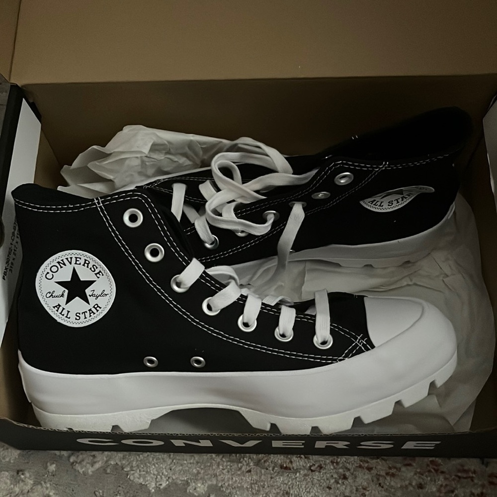 Lugged High Top Converse. Color Black.
